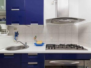 Kühlschrank, Ofen, Herdplatte, Wasserkocher mit Kaffee-/Teezubehör