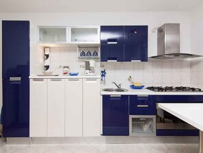 Kylskåp, ugn, spishäll och kaffe- och tebryggare