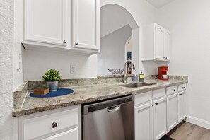 Private kitchen - Remodeled~Windsor Hills~2.5 Miles from Disney World Main Entrance (Kissimmee)