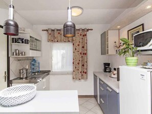 Kühlschrank, Mikrowelle, Herdplatte, Wasserkocher mit Kaffee-/Teezubehör