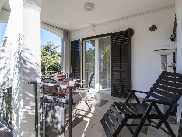 Outdoor dining - Holiday apartment with terrace (Valbandon)