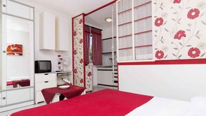 A bedroom with a bed, a desk, and a wardrobe. - Studio with terrace and air conditioning (Valbandon)