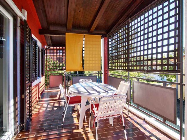 Outdoor dining - Holiday apartment with air conditioning (Valbandon)