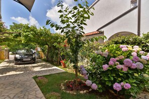 Property grounds - Holiday apartment mit Terrasse (Valbandon)