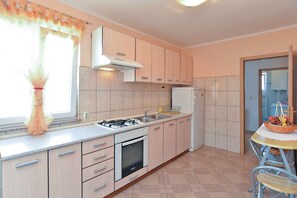 ثلاجة، فرن، موقد طهي مسطح