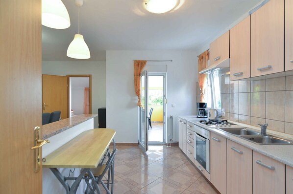 Fridge, oven, stovetop