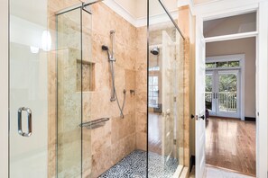 Douche, séchoir à cheveux, serviettes fournies