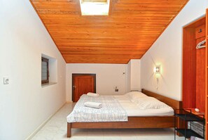 2 bedrooms, iron/ironing board, WiFi