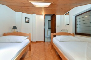 2 bedrooms, iron/ironing board, WiFi