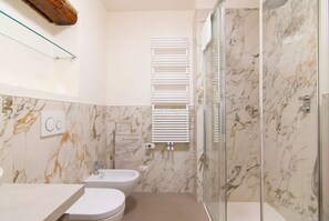 Dusche, Haartrockner, Bidet, HandtĂŒcher