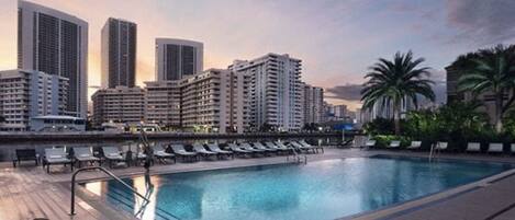 Una piscina al aire libre