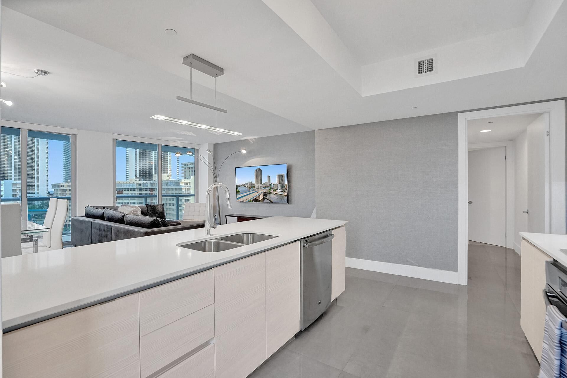 Full-size fridge, microwave, oven, dishwasher