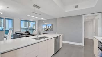 Full-size fridge, microwave, oven, dishwasher