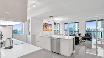 Full-size fridge, microwave, oven, dishwasher