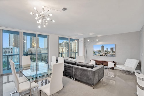 LUXURY 3BD APARTMENT BEACHWALK