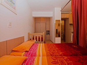 1 habitación, tabla de planchar con plancha y cuna de viaje