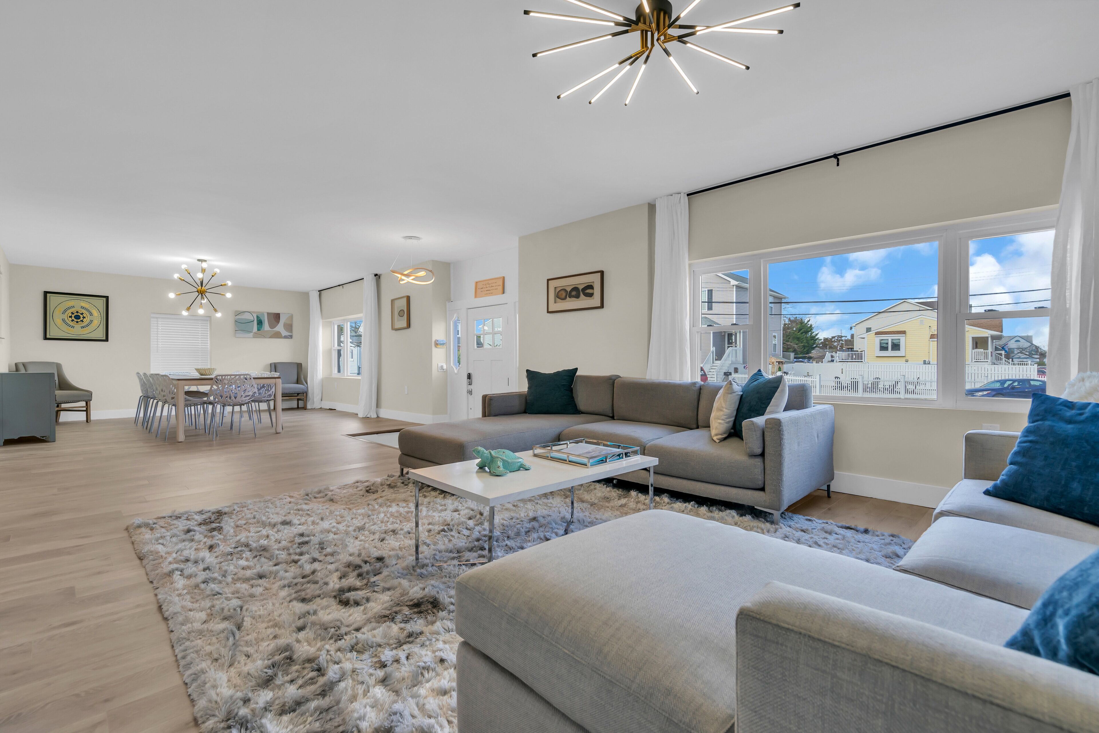 Smart TV, chimenea y estéreo 