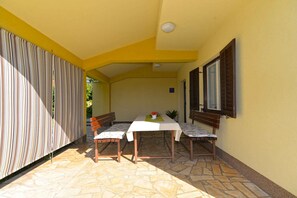 屋外ダイニングエリア