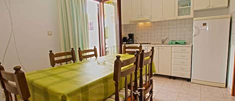 Fridge, oven, stovetop, coffee/tea maker
