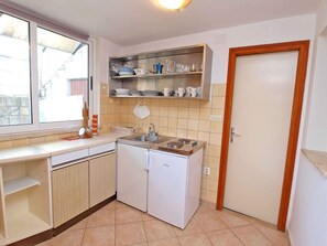 Fridge, stovetop - Holiday apartment with air conditioning (Štinjan)
