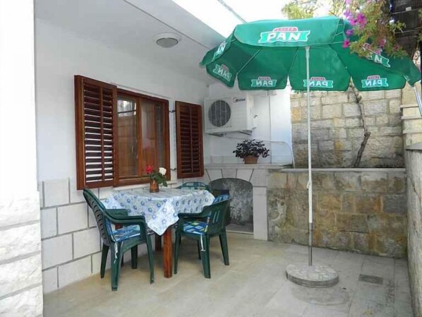 Outdoor dining - Holiday apartment with air conditioning (Štinjan)
