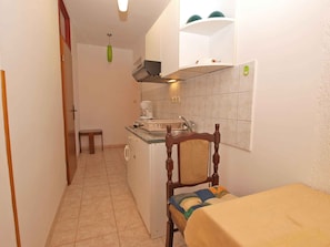 Coffee/tea maker, fridge, microwave, stovetop
