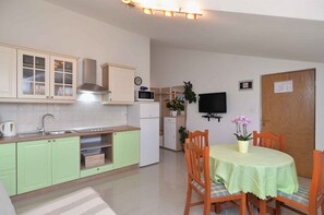 Fridge, microwave, stovetop, cookware/dishes/utensils