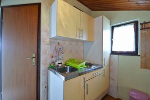 Fridge, stovetop, cookware/dishes/utensils - Holiday apartment with air conditioning (Štinjan)