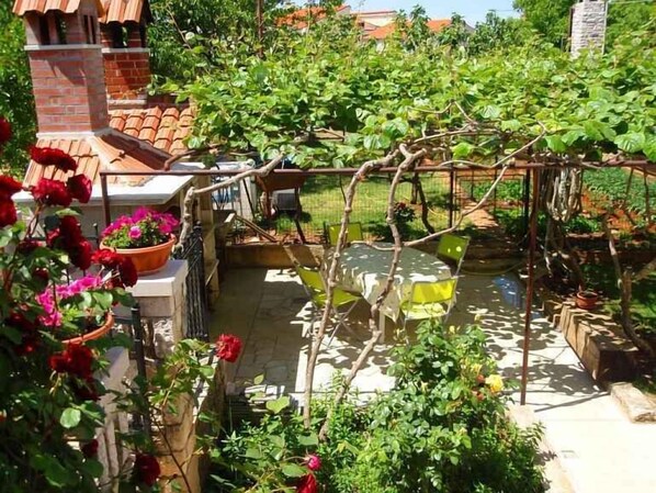 Outdoor dining - Holiday apartment with air conditioning (Štinjan)