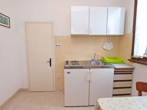 Fridge, stovetop - Holiday apartment with terrace (Štinjan)