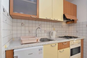 Fridge, oven, stovetop, cookware/dishes/utensils