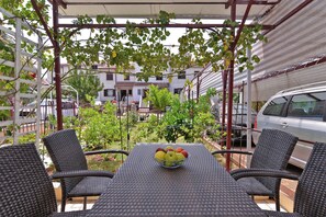 Outdoor dining - Holiday apartment with air conditioning (Pula)