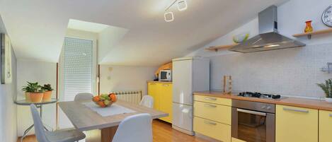 Jääkaappi, mikroaaltouuni, uuni, liesi