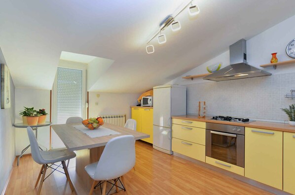 Køleskab, mikrobølgeovn, ovn, kogeplade