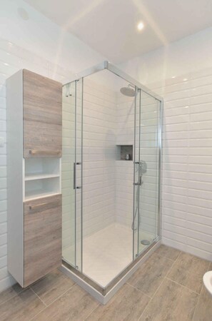 Shower, bidet - Holiday apartment with air conditioning (Fažana)