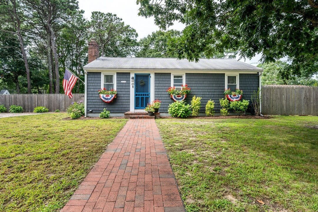 Family Friendly 3BR Cottage w/ Amazing Outdoor Kitchen & Firepit - Dogs Welcome