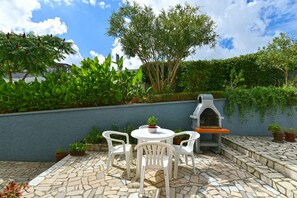 Outdoor dining - Holiday flat with air conditioning and barbecue facilities (Pula)