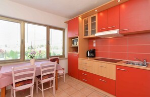 Fridge, microwave, stovetop, coffee/tea maker - Holiday apartment with air conditioning (Valbandon)