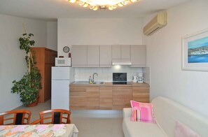Fridge, microwave, stovetop, coffee/tea maker - Holiday apartment with air conditioning (Valbandon)