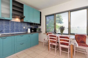 Fridge, microwave, oven, stovetop - Holiday apartment with air conditioning (Valbandon)