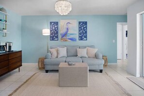 Smart TV, videojuegos, futbolito, oficina