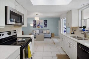 Fridge, microwave, oven, stovetop - Free Early Check-in / Min to Beaches/ Heated pool (Bradenton)