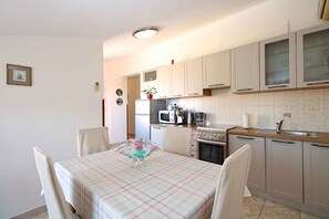Fridge, oven, stovetop, coffee/tea maker