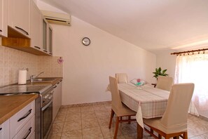 Fridge, oven, stovetop, coffee/tea maker