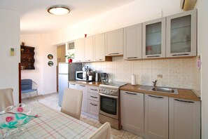 Fridge, oven, stovetop, coffee/tea maker - Holiday apartment with air conditioning (Fažana)