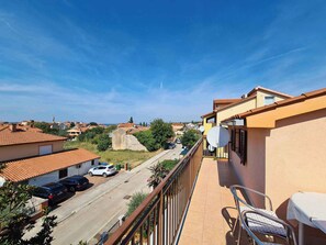Outdoor dining - Holiday apartment with air conditioning (Fažana)