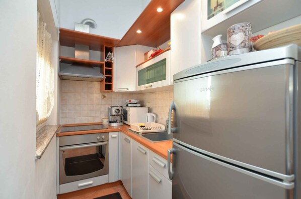 Fridge, microwave, oven, stovetop - Holiday apartment with air conditioning (Štinjan)