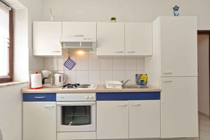 ثلاجة، فرن، موقد طهي مسطح، ماكينة لصنع القهوة/الشاي