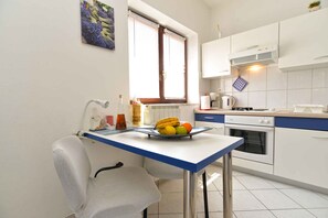 Fridge, oven, stovetop, coffee/tea maker