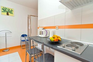 Kühlschrank, Herdplatte, Wasserkocher mit Kaffee-/Teezubehör